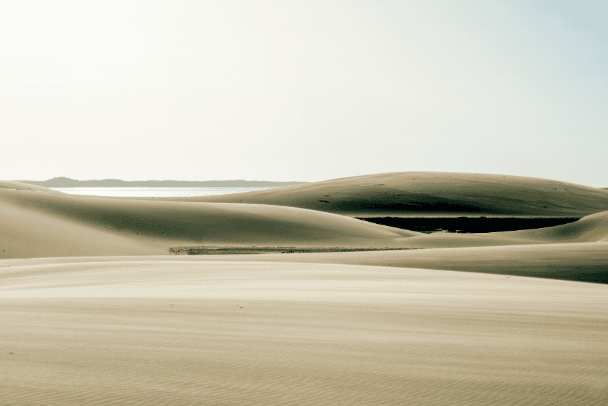 Dunas douradas ao entardecer no Delta do Parnaíba