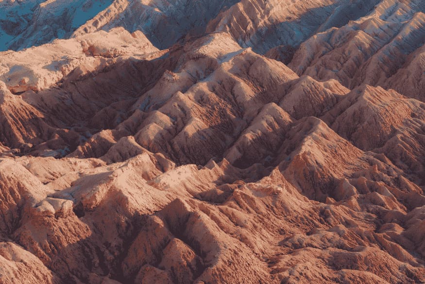 Formações rochosas em tons avermelhados vistas de cima no Vale da Lua, Deserto do Atacama
