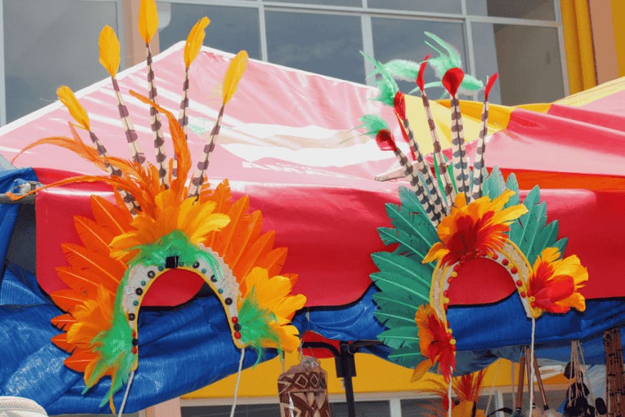 Cocar colorido com penas e miçangas exposto em barraca de artesanato no Festival de Parintins.