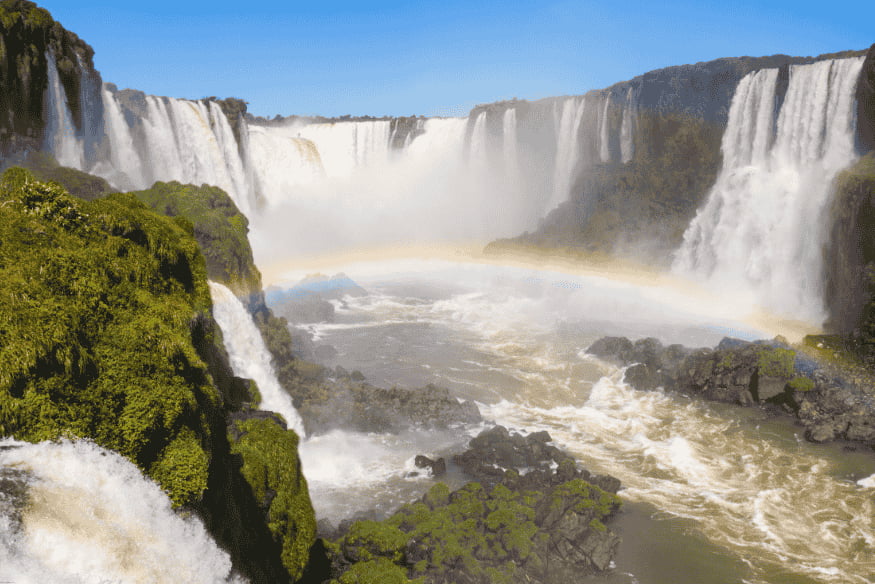 Arco-íris formado entre as quedas d’água das Cataratas do Iguaçu.