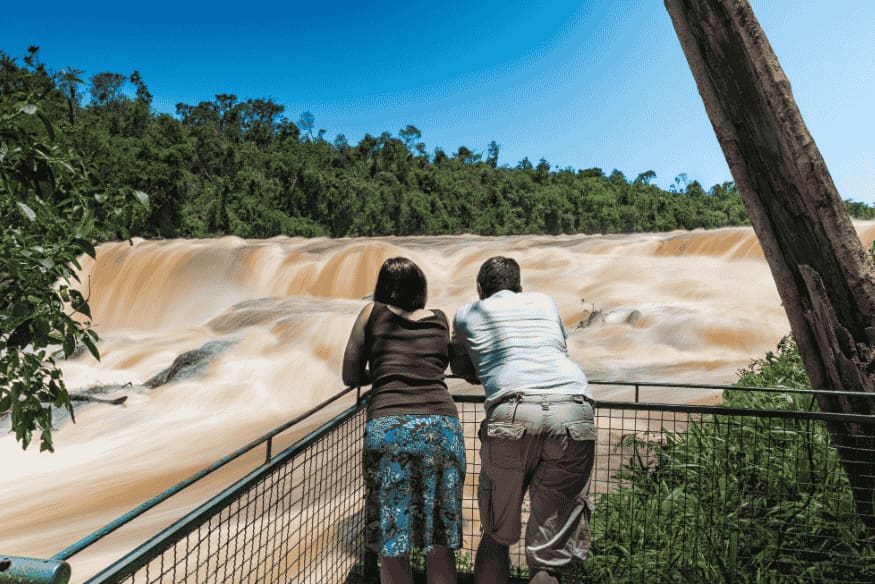 Casal observa a queda d’água do Parque Salto Monday no Paraguai.