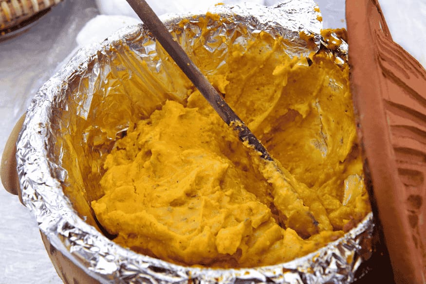 Angu amarelo tradicional em panela de barro