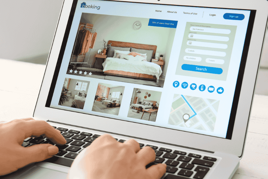 Tela de computador exibindo site de reservas de hotel online.