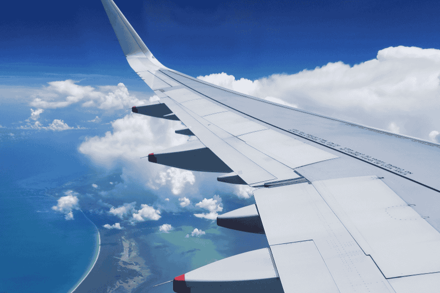 Asa de avião vista da janela durante um voo sobre o oceano