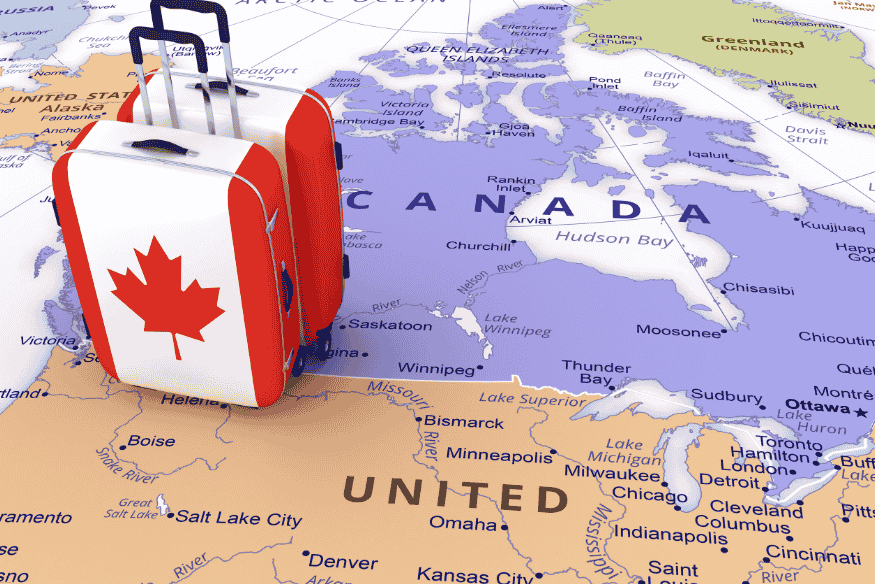 Mapa da América do Norte com malas estilizadas com a bandeira do Canadá