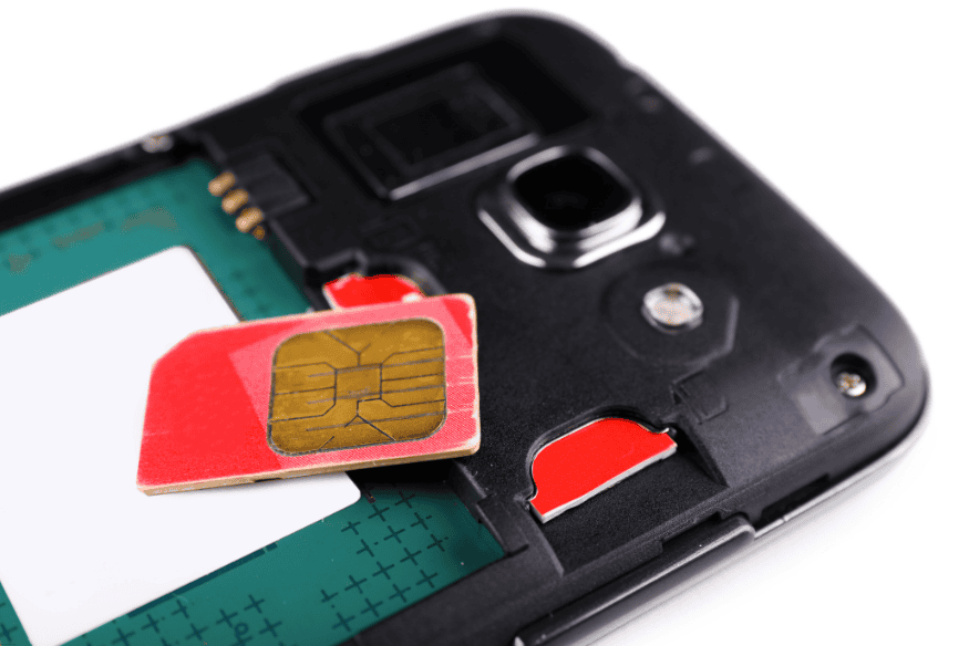 Chip de operadora sendo colocado em celular.