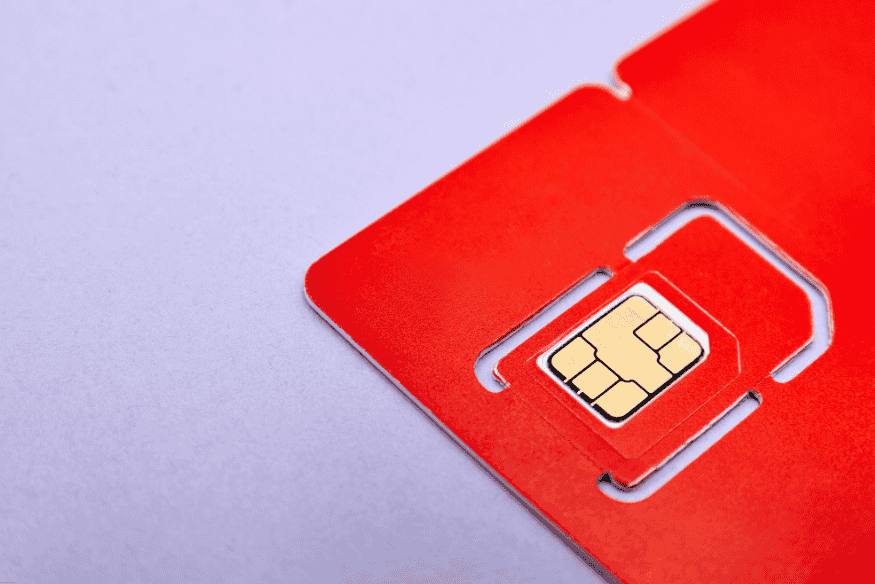 Cartão contendo chip SIM pronto para uso.