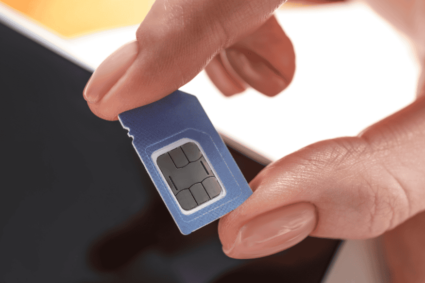 nserindo chip físico de celular em smartphone.