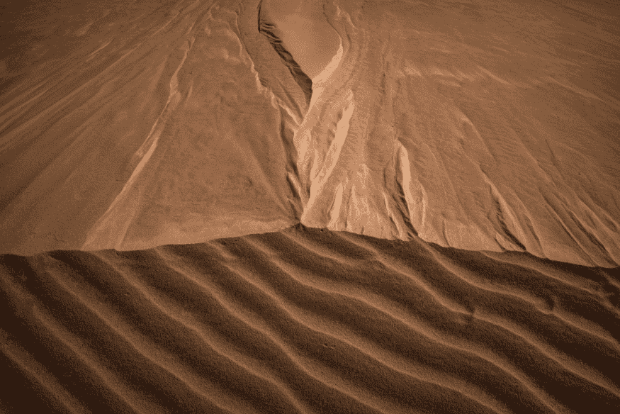 Detalhe de formação de areia nas dunas do Jalapão com textura ondulada