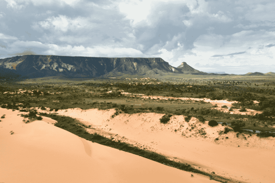Vista panorâmica das dunas do Jalapão com a Serra do Espírito Santo ao fundo
