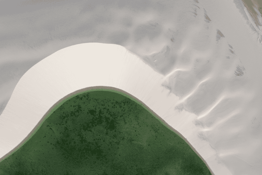 Vista aérea das dunas brancas nos Lençóis Maranhenses