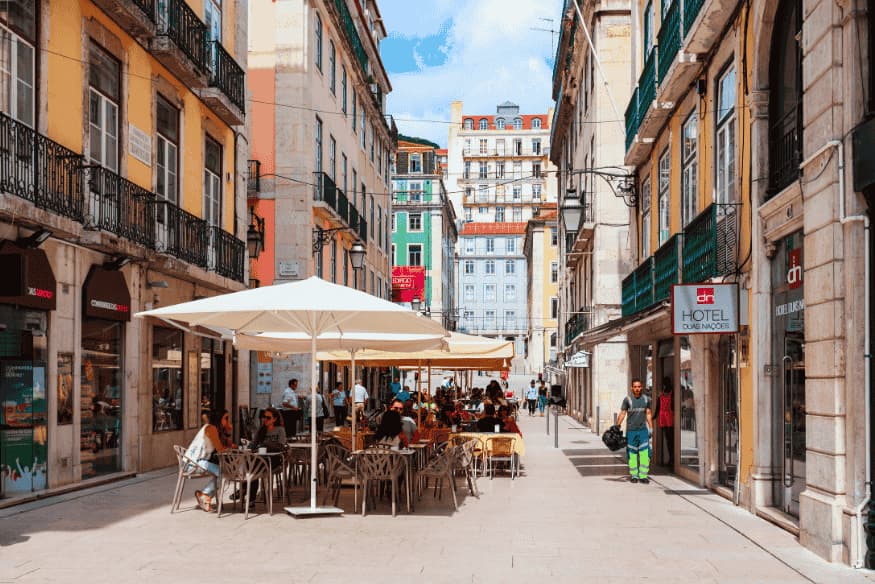 Restaurantes com mesas ao ar livre em rua charmosa do centro de Lisboa