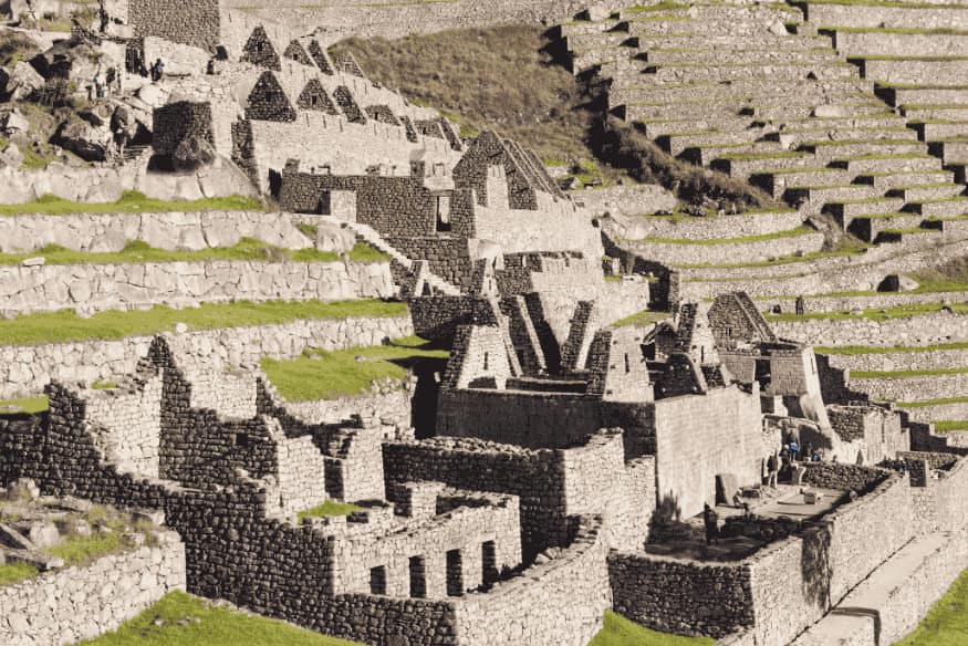 Terraços e construções incas em Machu Picchu vistos de cima