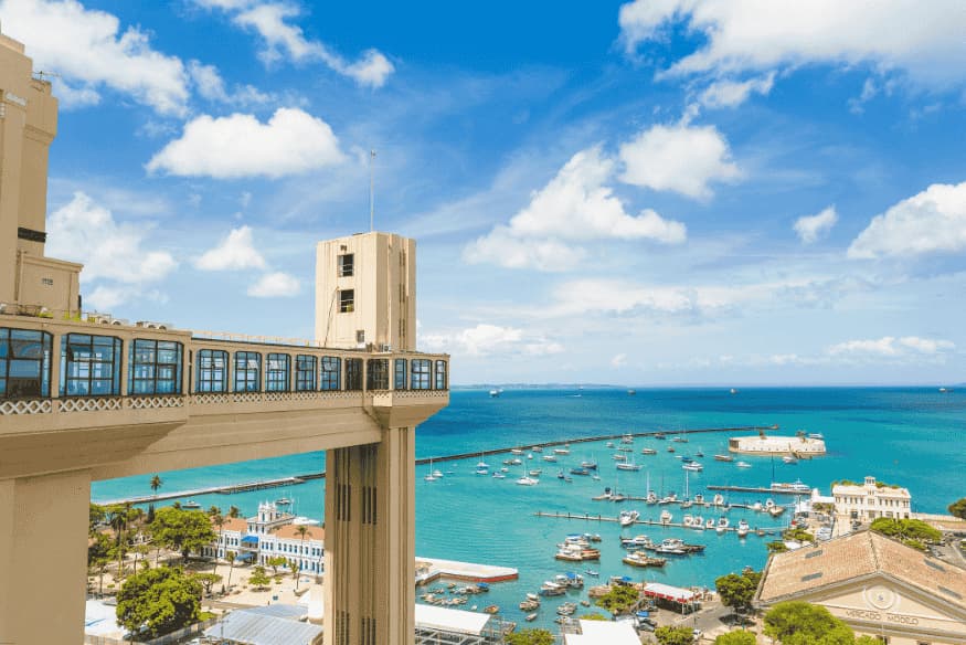 Vista do Elevador Lacerda com o mar azul e barcos na Baía de Todos-os-Santos em Salvador