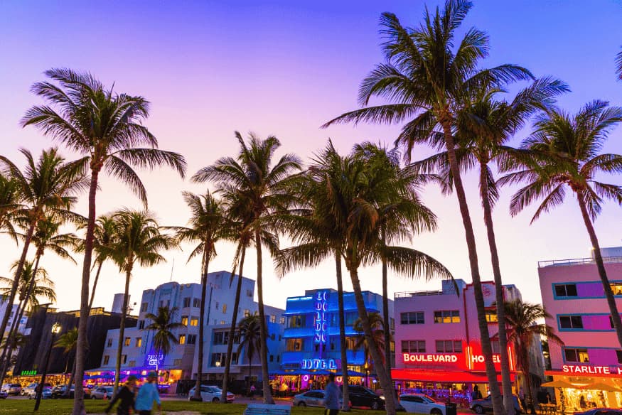 Fachadas iluminadas e palmeiras na Ocean Drive, em South Beach