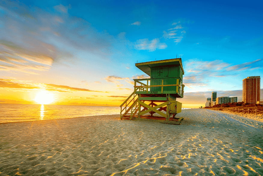 Torre de salva-vidas em Miami Beach durante o nascer do sol