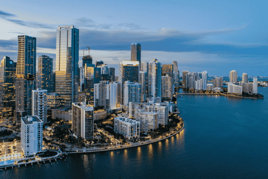 Vista aérea do skyline de Miami com prédios iluminados ao entardecer