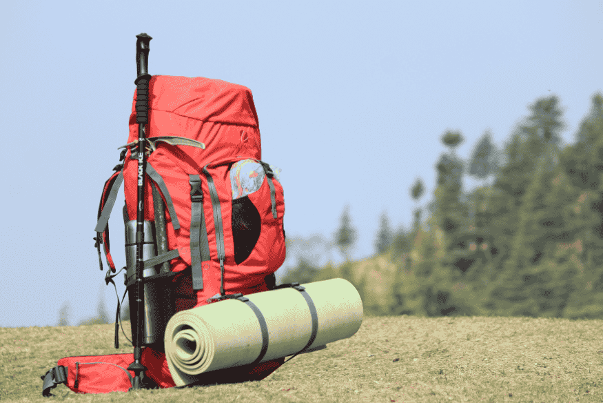 Mochila vermelha de trilha com equipamentos ao ar livre