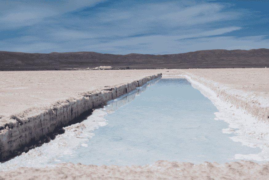 Piscina de sal cristalina nas Salinas Grandes, norte da Argentina.