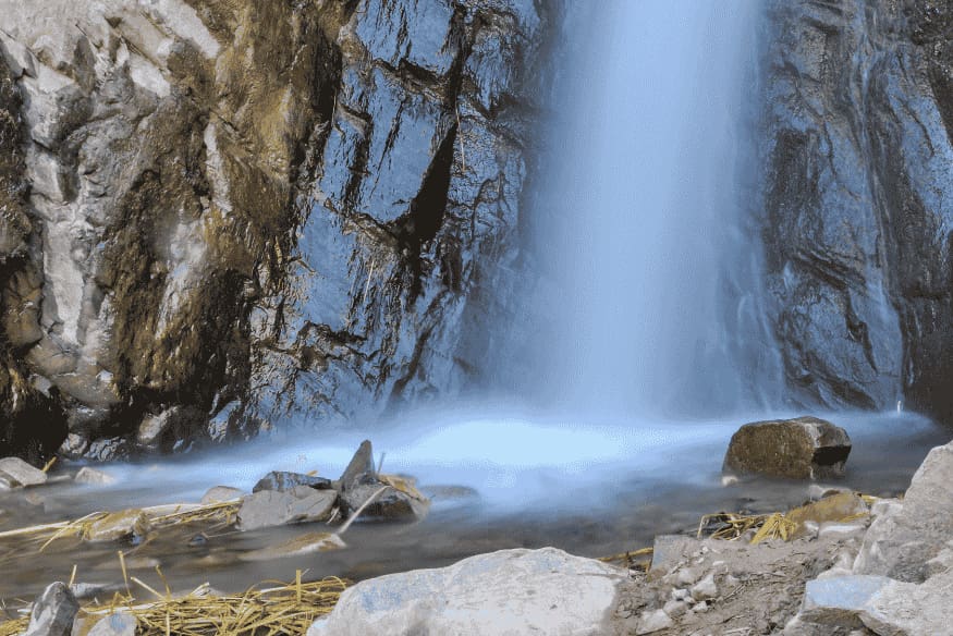 Vista da Quebrada de Humahuaca com formações rochosas e relevo marcante no norte da Argentina.