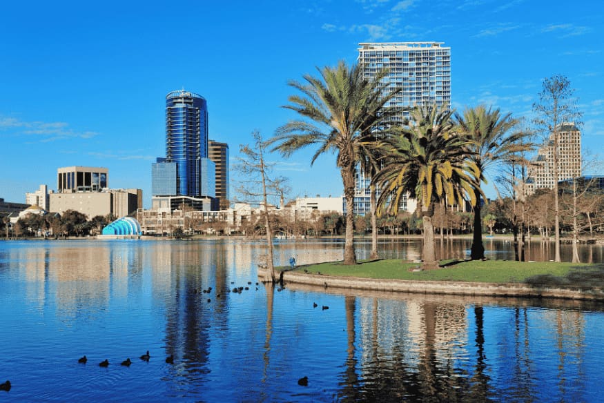 Skyline de Orlando refletido no lago Eola em dia ensolarado