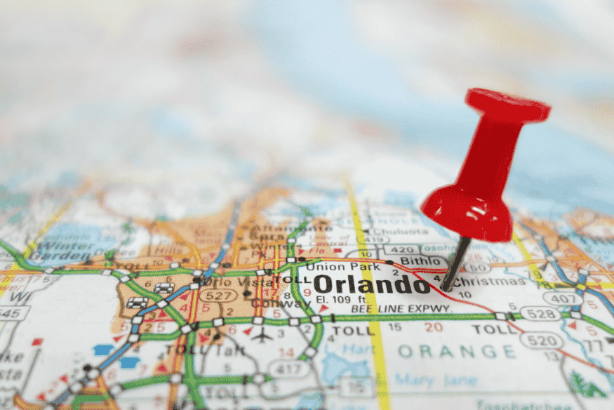 Mapa dos Estados Unidos com alfinete vermelho marcando a cidade de Orlando