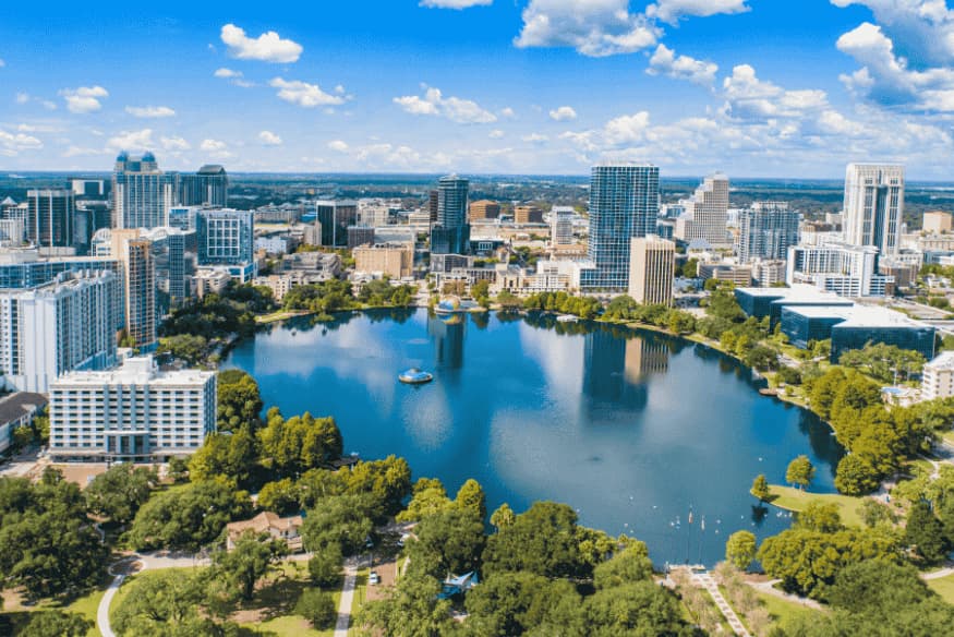 Vista aérea do centro de Orlando com o Lake Eola cercado por prédios modernos