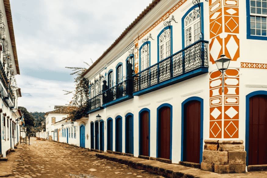Rua de pedras em Paraty com casarões coloniais coloridos e sacadas de ferro