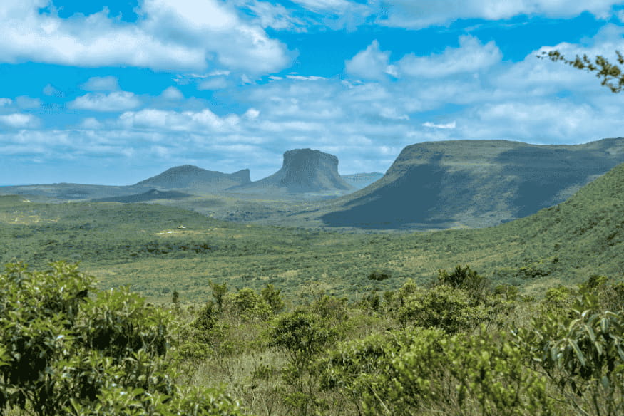 Paisagem montanhosa da Chapada Diamantina com céu azul e vegetação nativa.