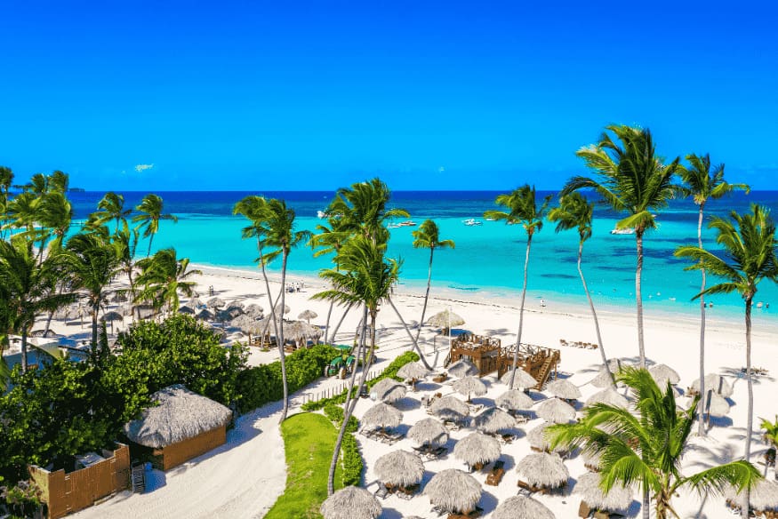 Resort all inclusive com bangalôs e coqueiros na praia de Punta Cana
