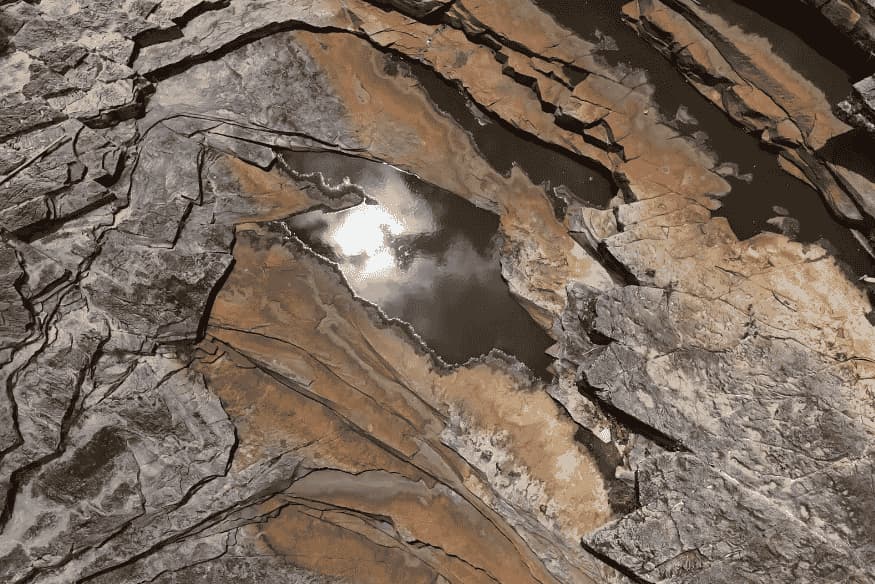 Rochas da Chapada Diamantina refletindo o céu em uma poça d’água