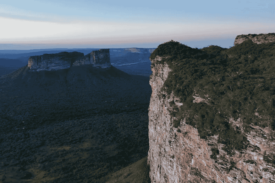 Vista panorâmica da Chapada Diamantina com morros e vegetação nativa