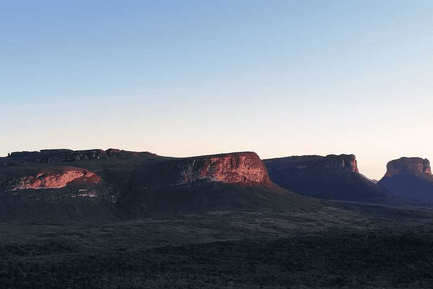 Montanhas da Chapada Diamantina ao pôr do sol com luz avermelhada