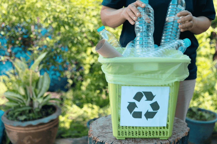 Reciclagem de garrafas plásticas em ambiente ao ar livre