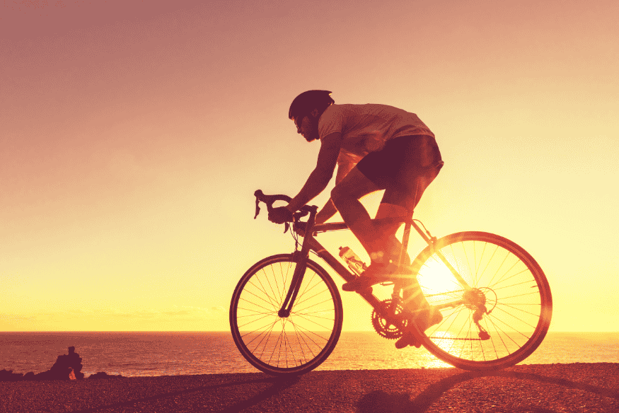 Pedal pela Estrada Real com vista para o mar ao pôr do sol