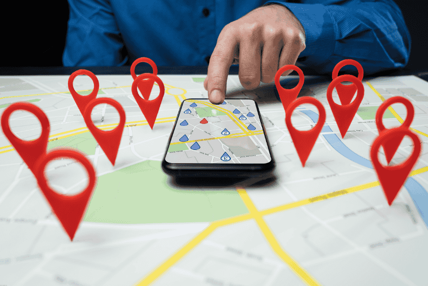 Mapa com marcações em 3D e smartphone com rota no Google Maps.