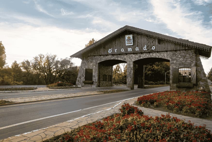 Portal de entrada da cidade de Gramado com arquitetura em pedra