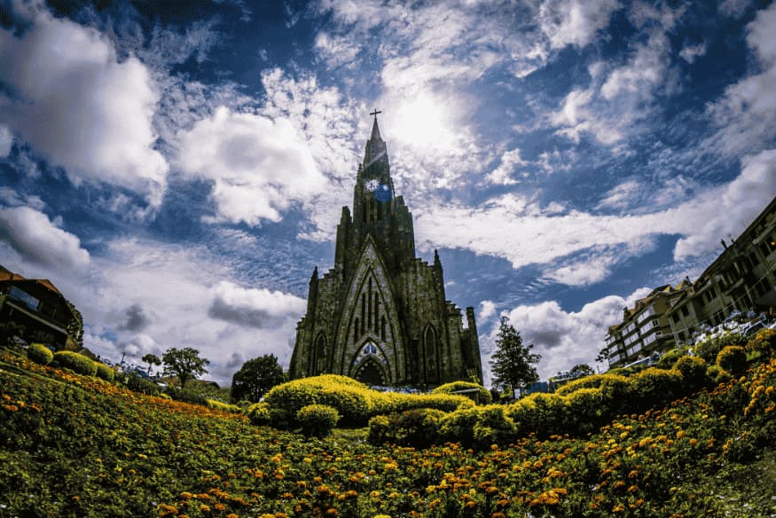 Catedral de Pedra de Canela iluminada pelo sol com jardins floridos