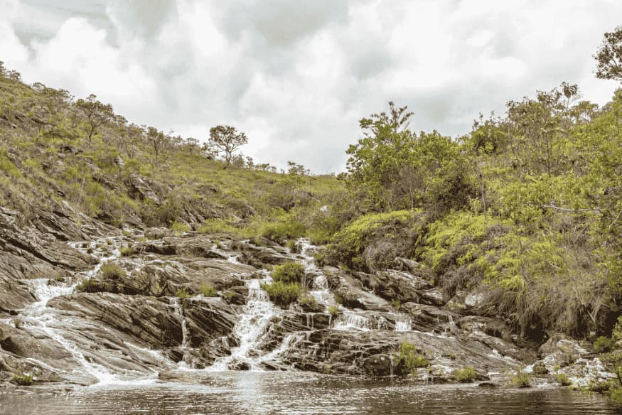 Pequena cachoeira em trilha ecológica na Serra do Cipó