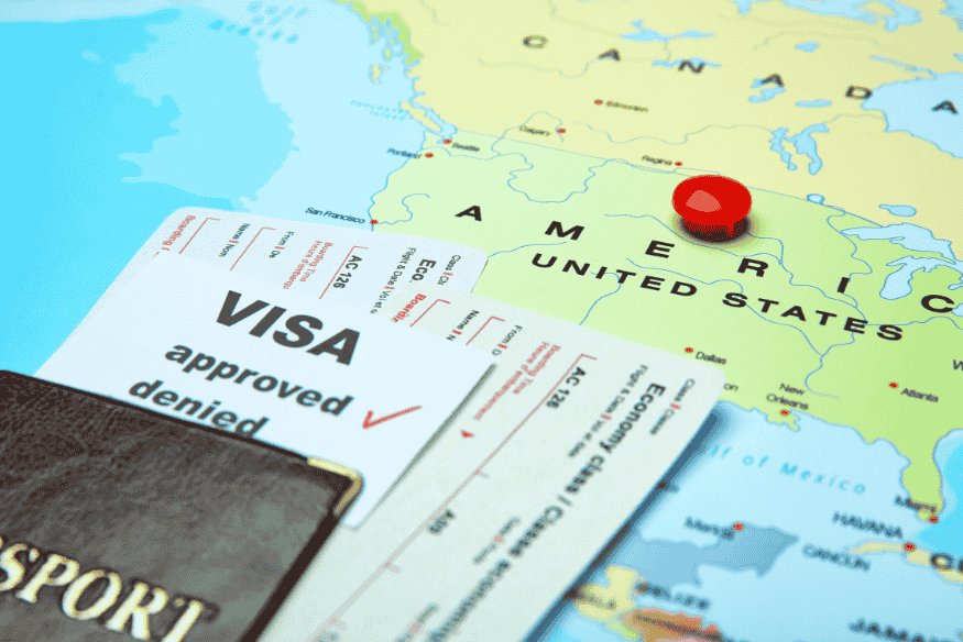 Formulário de visto aprovado sobre mapa dos Estados Unidos com passagem e passaporte