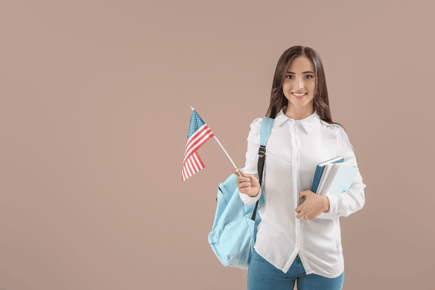 Estudante segurando livros e bandeira dos Estados Unidos, pronta para viagem