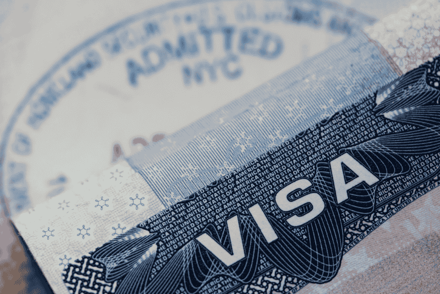 Detalhe do visto americano no passaporte com carimbo de entrada nos Estados Unidos