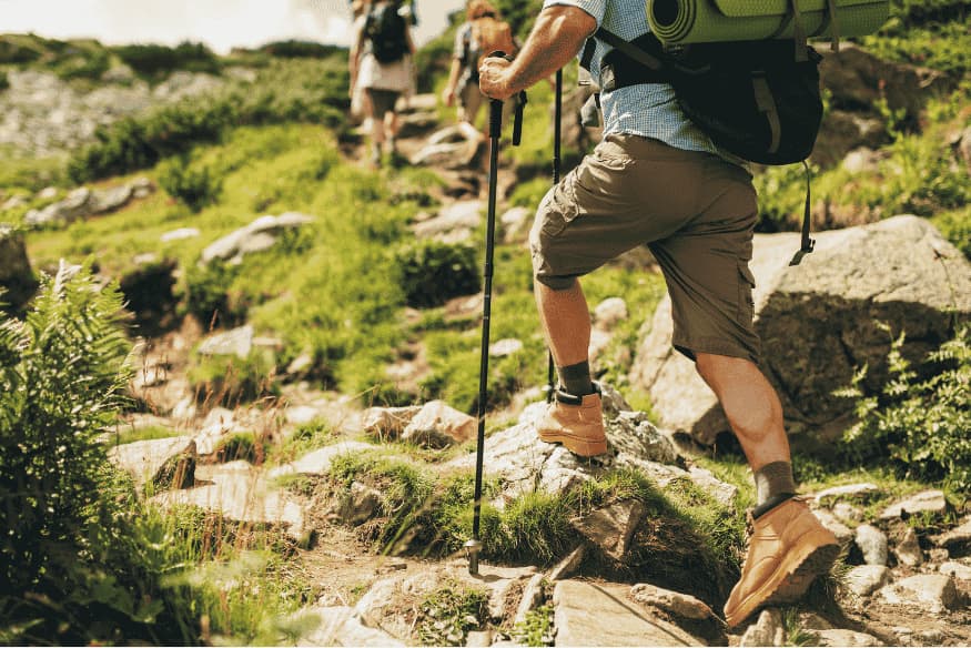 Grupo de caminhantes em trilha de pedras com bastões de caminhada nos cânions do Sul do Brasil, passeio de fim de semana.