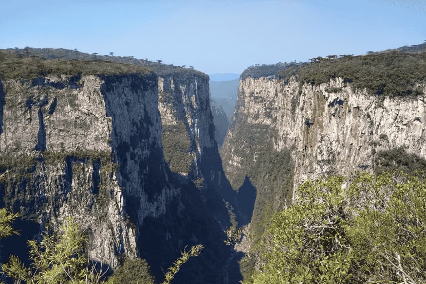 Vista panorâmica do Cânion Itaimbezinho, com paredões de rocha e vale profundo nos cânions do Sul do Brasil em dia ensolarado.
