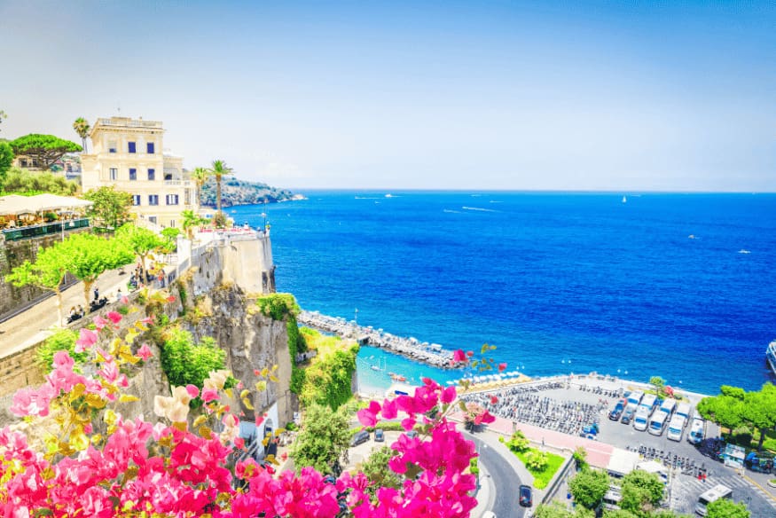 Mirante florido com vista para o mar azul intenso em Sorrento, na Costa Amalfitana, parada imperdível de um roteiro de 4 dias.