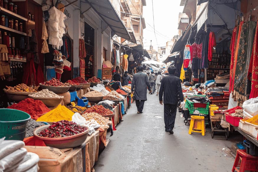 Rua com mercado de especiarias e produtos típicos, demonstrando comércio tradicional e consumo responsável em turismo urbano sustentável.
