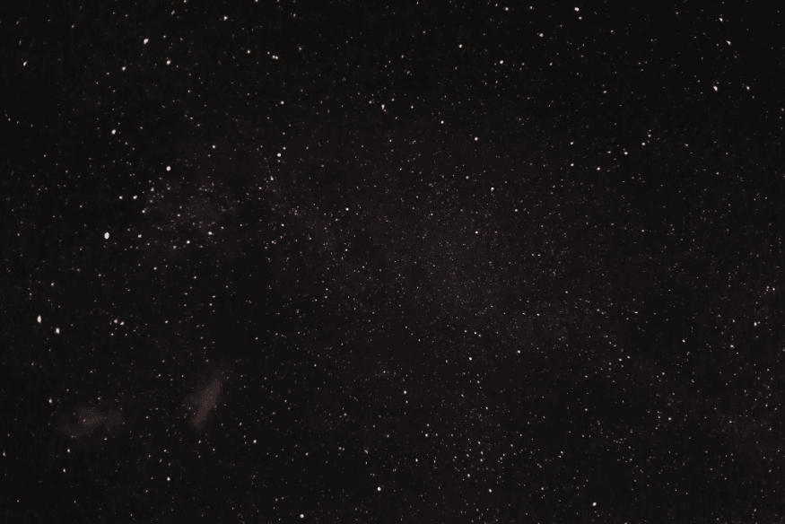 Campo estelar escuro com milhares de estrelas visíveis usado na observação astronômica de exoplanetas