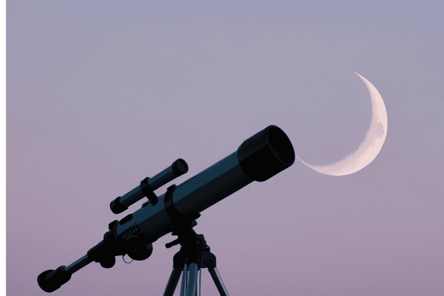 Telescópio apontado para a Lua crescente, mostrando um dos alvos mais indicados para quem está começando na observação astronômica.
