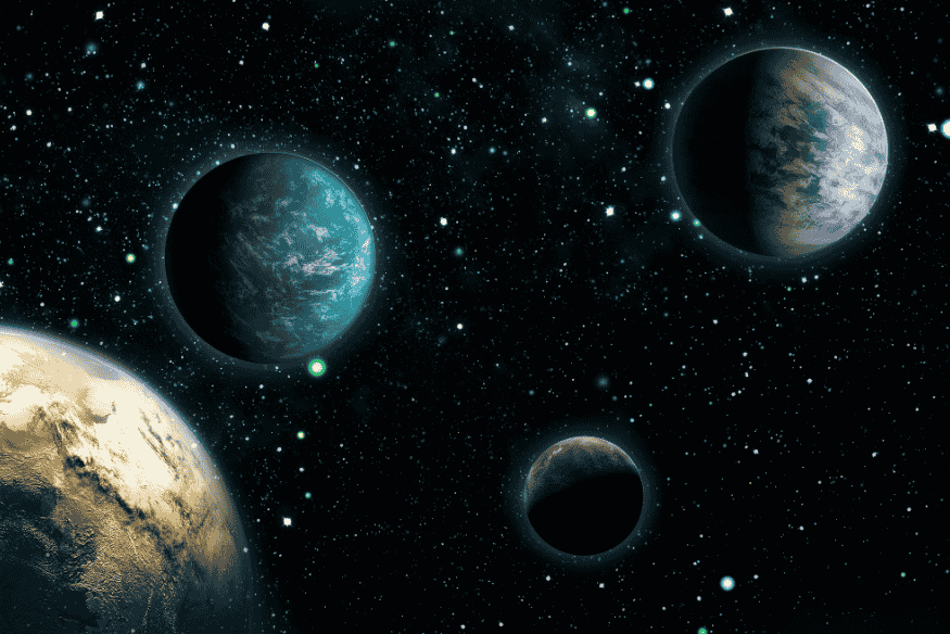 Ilustração de vários exoplanetas orbitando estrelas em um sistema estelar distante, representando mundos descobertos fora do Sistema Solar.