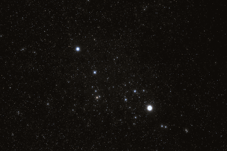 Campo estelar com diferentes brilhos no céu noturno, ilustrando o estudo das estrelas variáveis e suas mudanças de luminosidade.